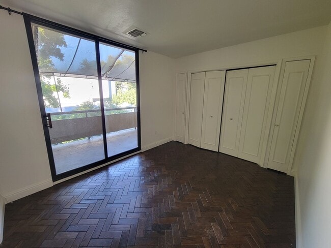Building Photo - Stylish 2 Bed 1 Bath Midtown Apartment