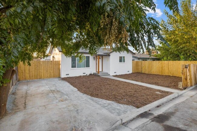 Building Photo - 1406 W Roosevelt Ave