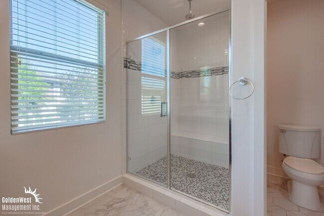 Building Photo - Modern 3Bdm 2.5Ba Townhome in the Heart of...