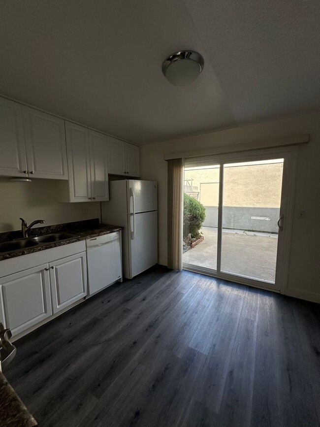 Building Photo - CHARMING 2-BEDROOM TOWNHOME IN GENESEE HIG...