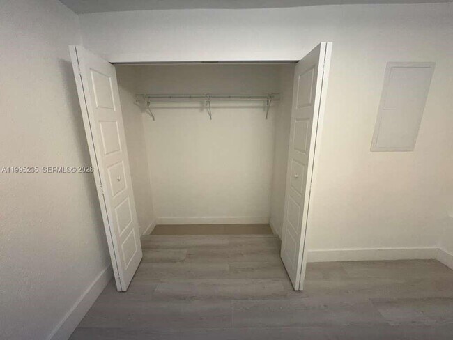 Building Photo - 230 E 56th St