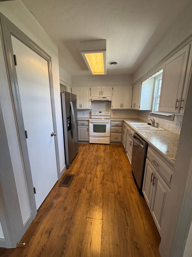 Building Photo - CUTE 1 Bedroom 1 Bathroom Home available NOW in NIXA!!