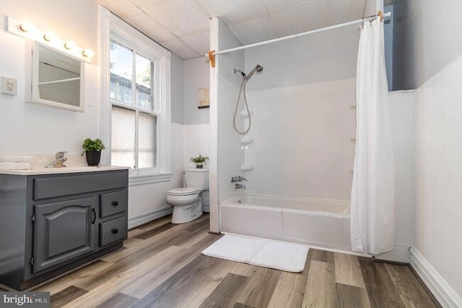 Building Photo - 549 Spruce St