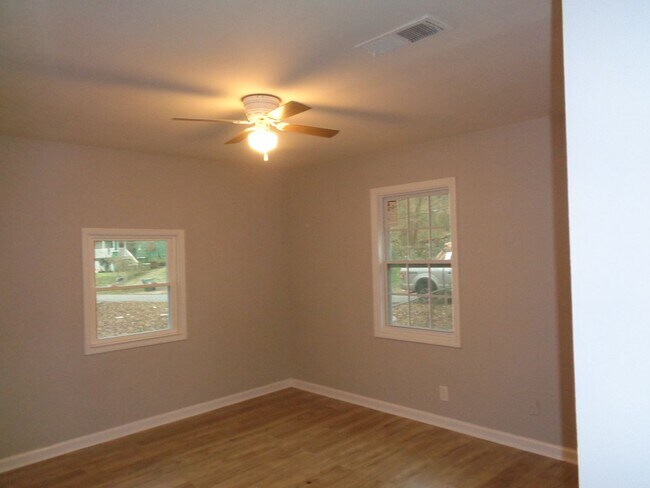 Building Photo - 2 Bedroom 1 bath home