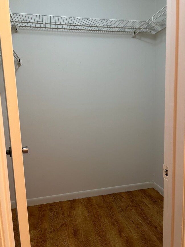 Building Photo - Gated 2/2 in Pompano