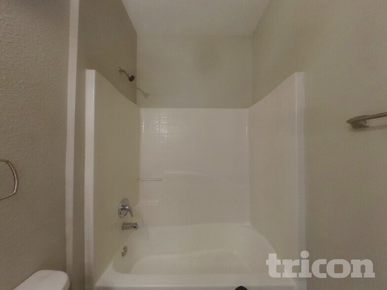 Building Photo - 5530 Sycamore Canyon Dr