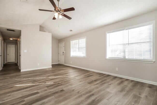 Building Photo - 221 Greenleaf Dr