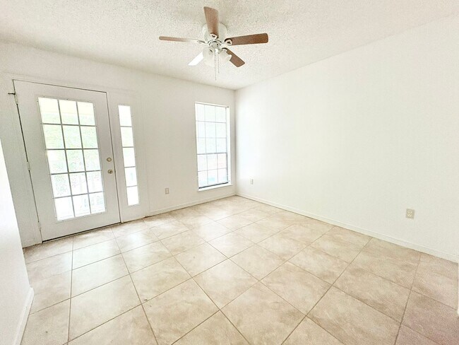 Building Photo - 1147/1149 Willow Creek Dr