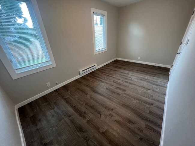 Building Photo - Beautiful Updated 2 Bedroom Rambler in Tac...