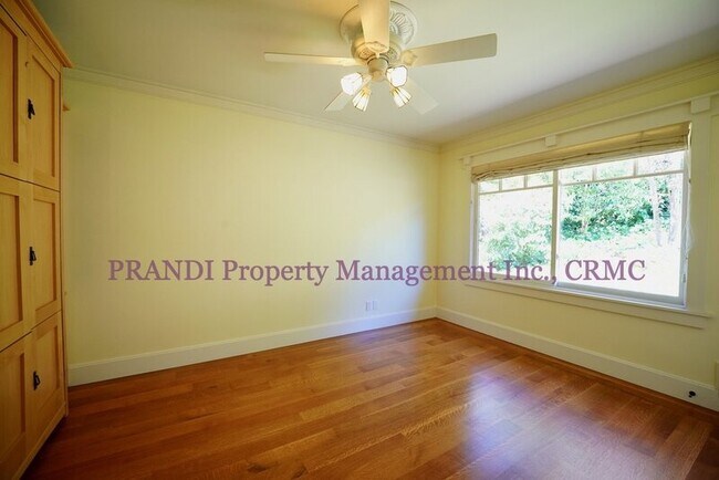 Building Photo - 224 N Almenar Dr