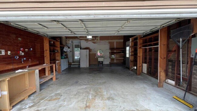 Building Photo - Nice 4 bedroom 2 bathroom home with sparkl...