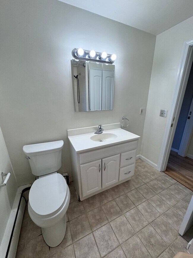 Building Photo - Beautiful Home in Portsmouth!| Showings No...