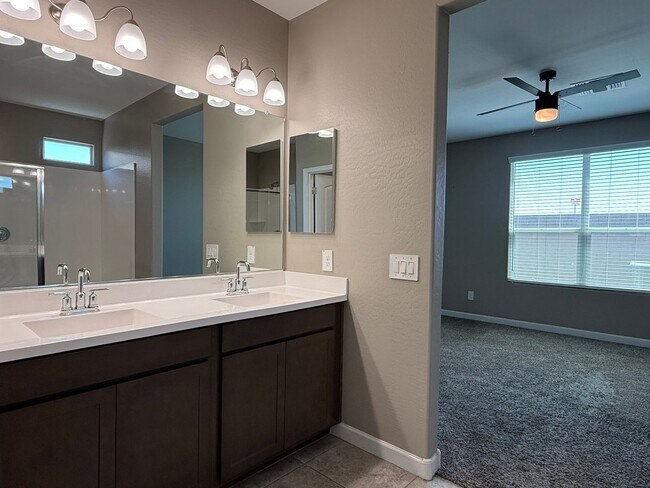 Building Photo - Beautiful Newer 4 Bedroom 3 Bathroom Anthem at Merrill Ranch Home!