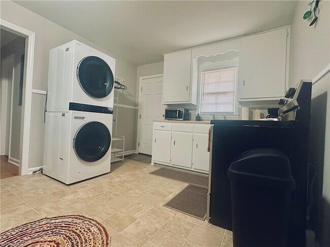 Building Photo - 918 Harris St