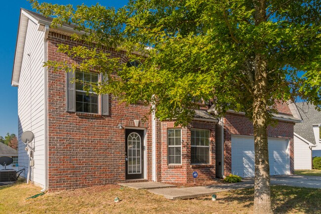 Building Photo - Spacious 4 bedroom 2.5 bath