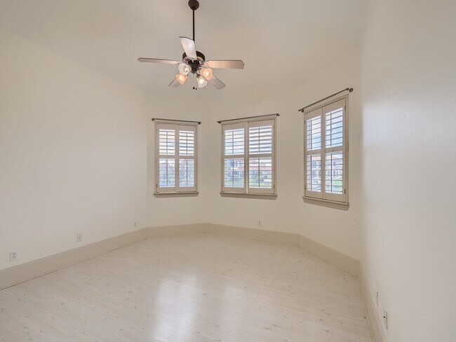 Building Photo - 19027 Crescent Bay Dr