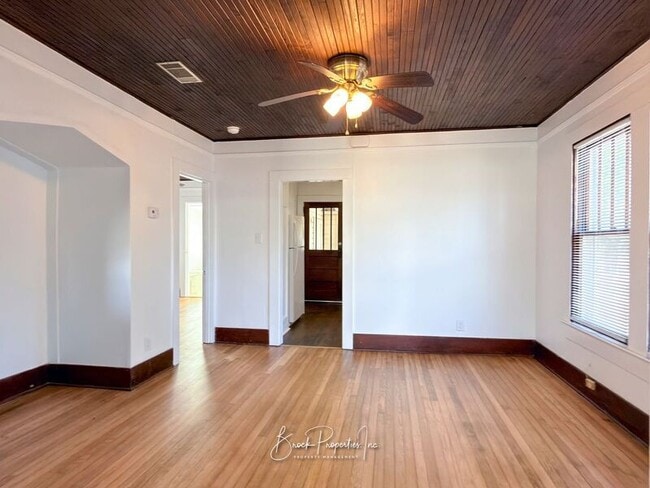 Building Photo - 1613 E Blount St