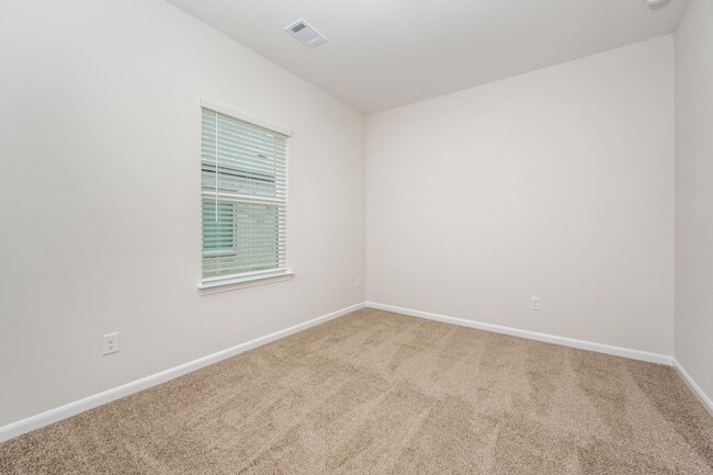 Building Photo - 4013 Bluestem Blvd