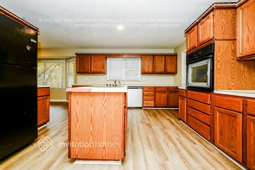 Building Photo - 4721 W Lake Dr SE