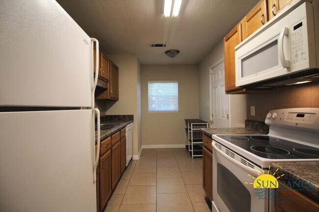 Building Photo - Great 3 Bedroom Home Near Hurlburt Field!