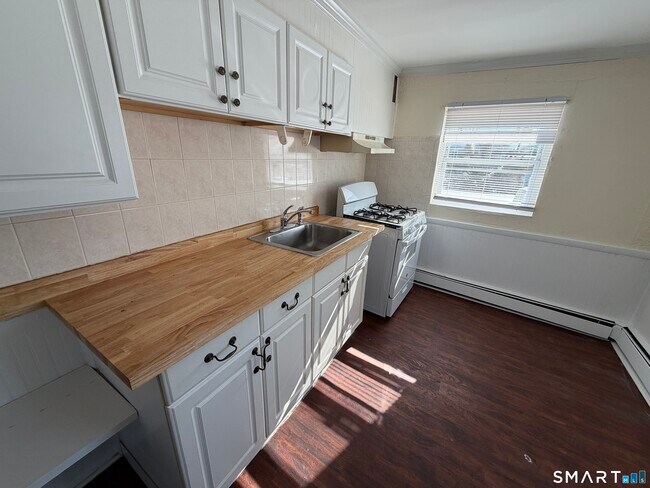 Building Photo - 61 Van Zant St