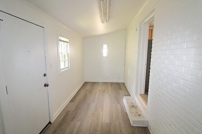 Building Photo - Cozy Remodeled Bungalow