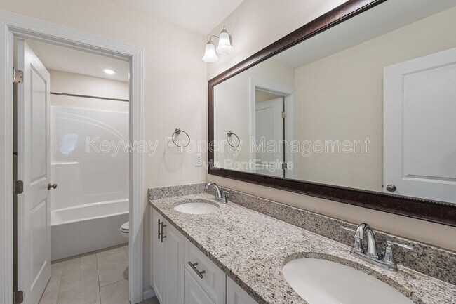 Building Photo - 585 Hampton Dr