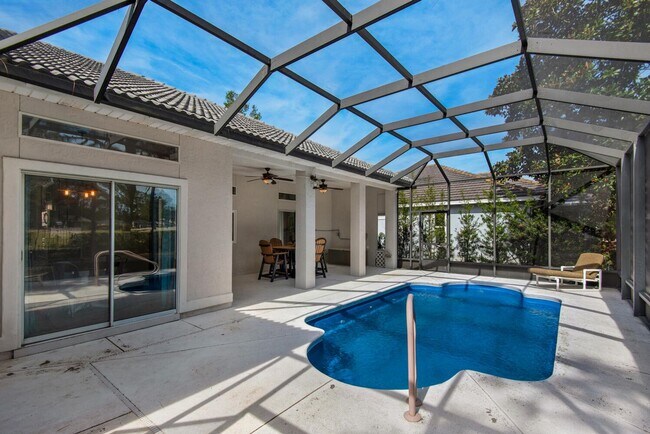 Building Photo - Shalimar Location with a Pool