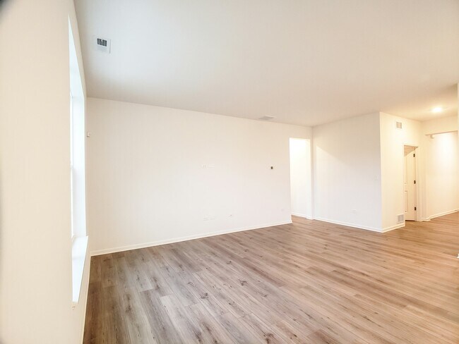 Building Photo - 14347 Clover Ave