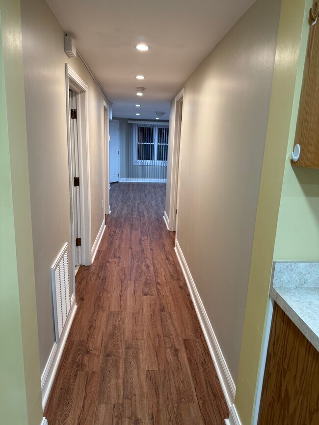 Building Photo - 4143 W Roscoe St