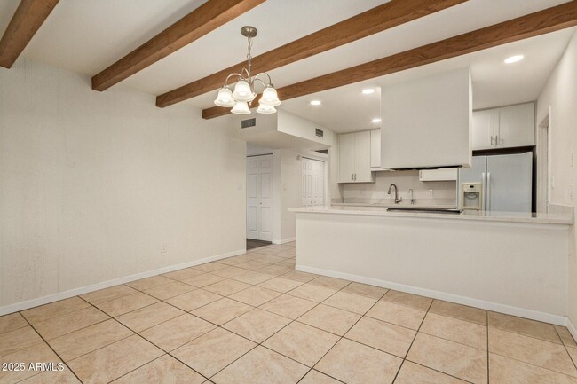Building Photo - 2179 E Palmcroft Dr
