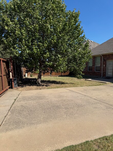 Building Photo - 9101 Forest Hills Dr