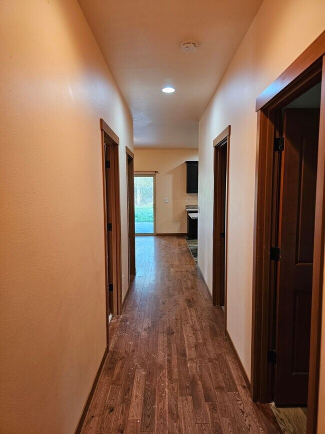 Building Photo - 4 Bedroom Home in Mountain Vista Community!