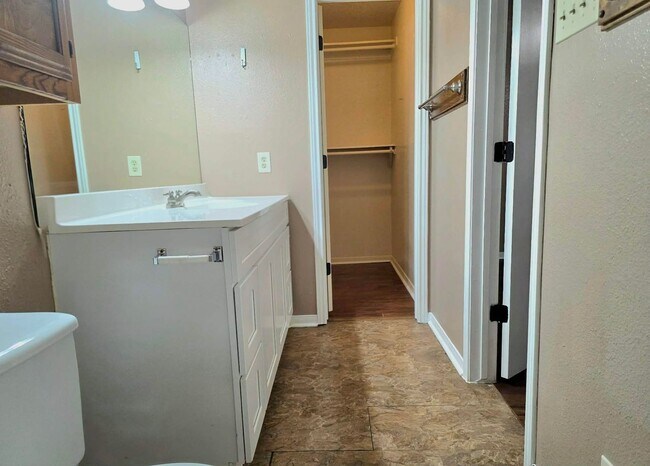 Building Photo - Move In Special $500.00 Security Deposit