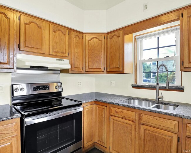 Building Photo - 916 E Maxwell Ln