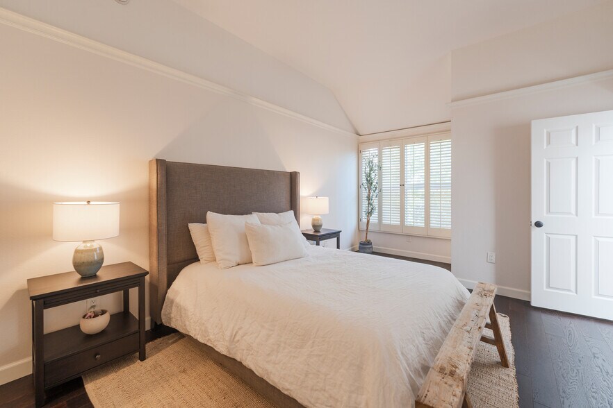 Building Photo - 5455 Sylmar Ave