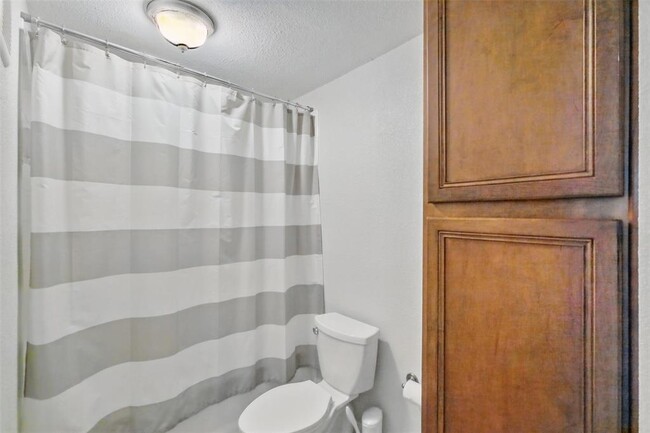 Building Photo - 2255 Braeswood Park Dr