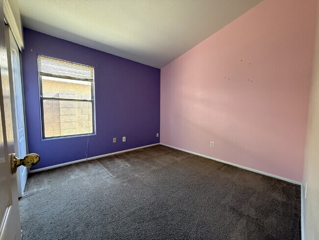 Building Photo - "Charming 3-Bed, 2-Bath in the beautiful Crystal Gardens Lake Community  – Your Perfect Home Awai...