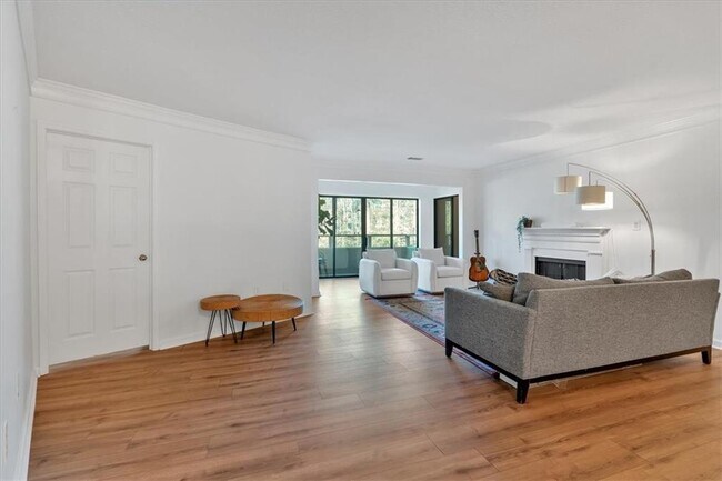 Building Photo - 25109 Plantation Dr NE