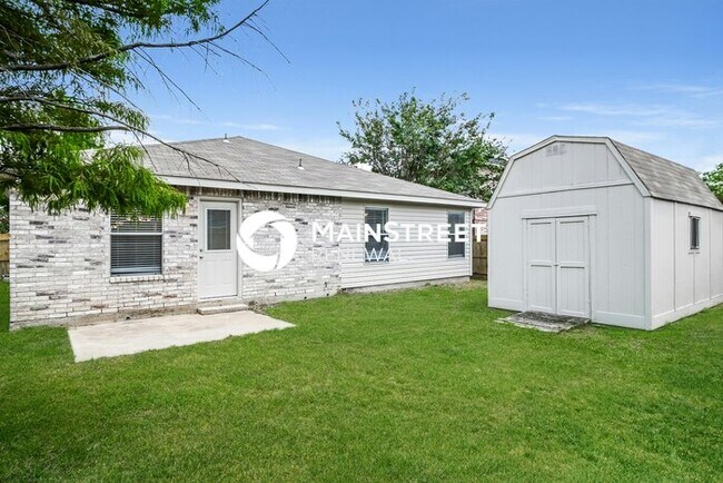 Building Photo - 3 Bedroom Pet-Friendly Home in Grand Prairie, TX with Main Street Renewal