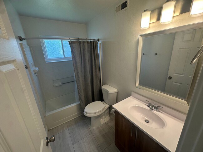 Building Photo - 9101 Rosewood Dr