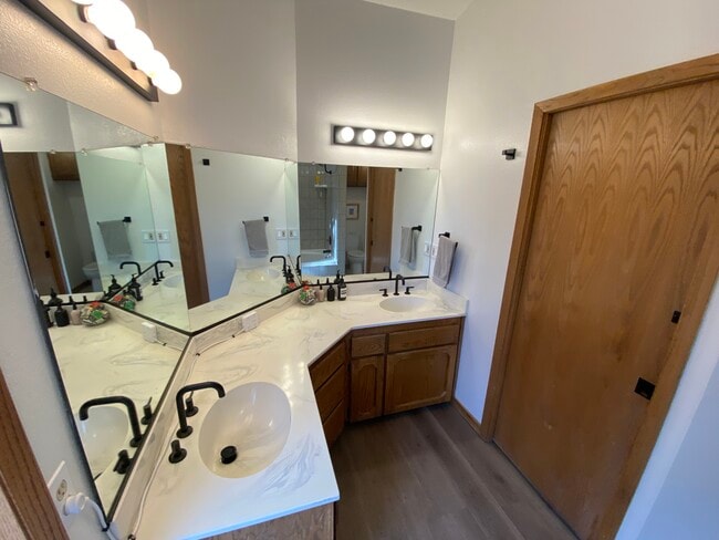 Building Photo - 3580 Skyline View Dr