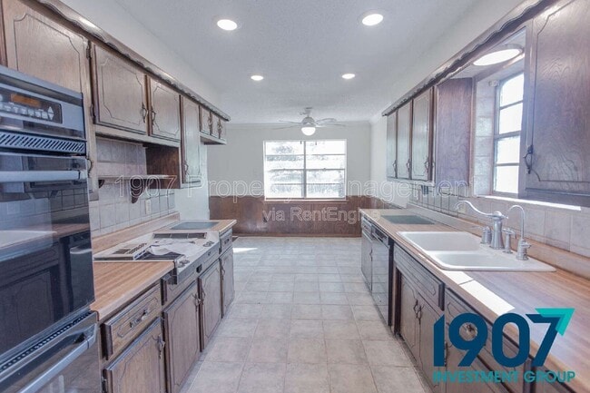 Building Photo - 1008 NW 7th Pl