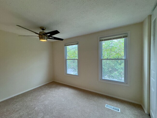 Building Photo - Charming 2 Bedroom/1.5 Bathroom End-Row To...