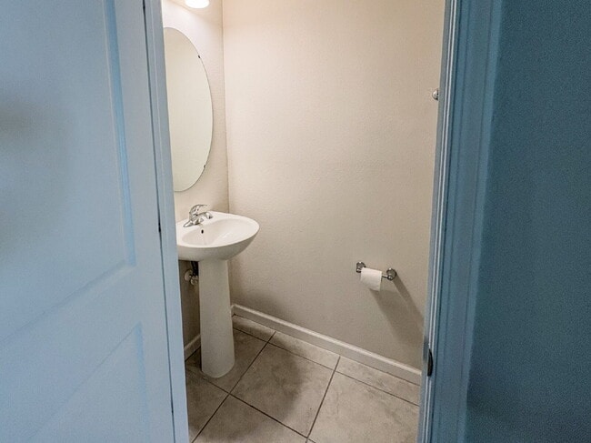 Building Photo - Spacious 3-Bedroom Townhome with garage  i...