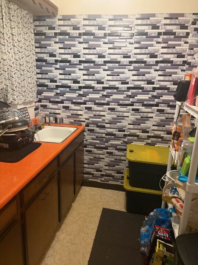 Building Photo - Studio Apartment located in LeRoy - Available early October