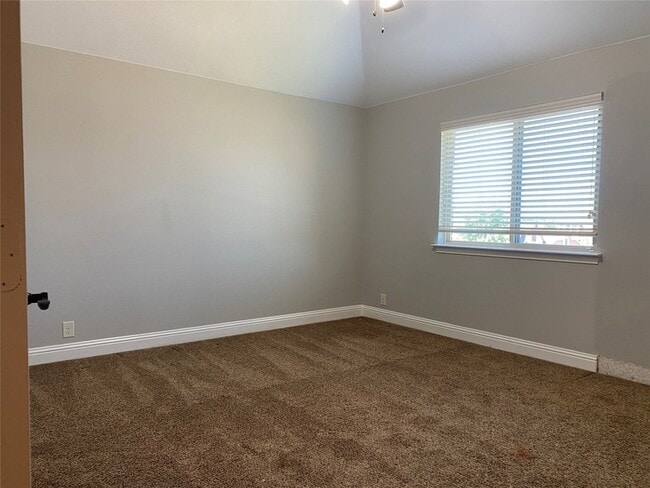 Building Photo - 2425 Lynbridge Dr