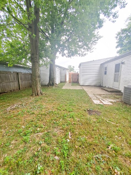 Building Photo - 425 N Blanchard St