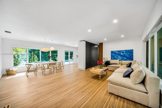 Building Photo - 1010 Placetas Ave