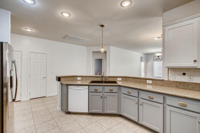 Building Photo - Stunning 1 Story 2 Bedroom Home in Summerl...